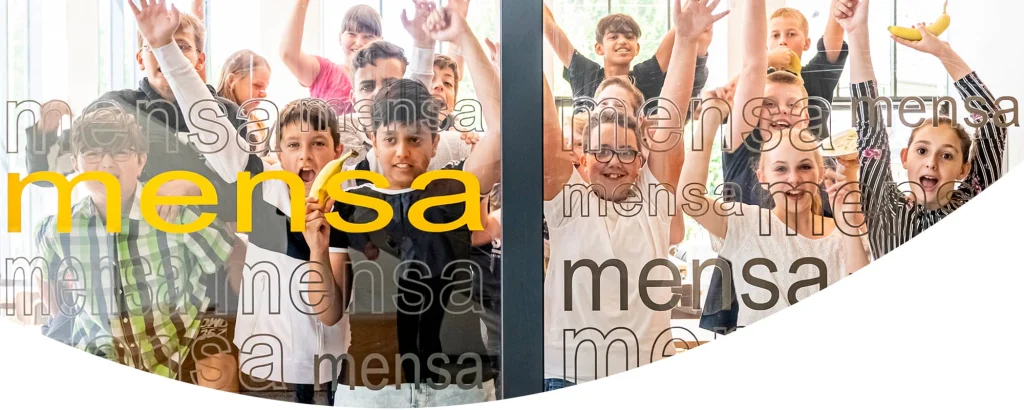 Schülerinnen und Schüler in der Mensa